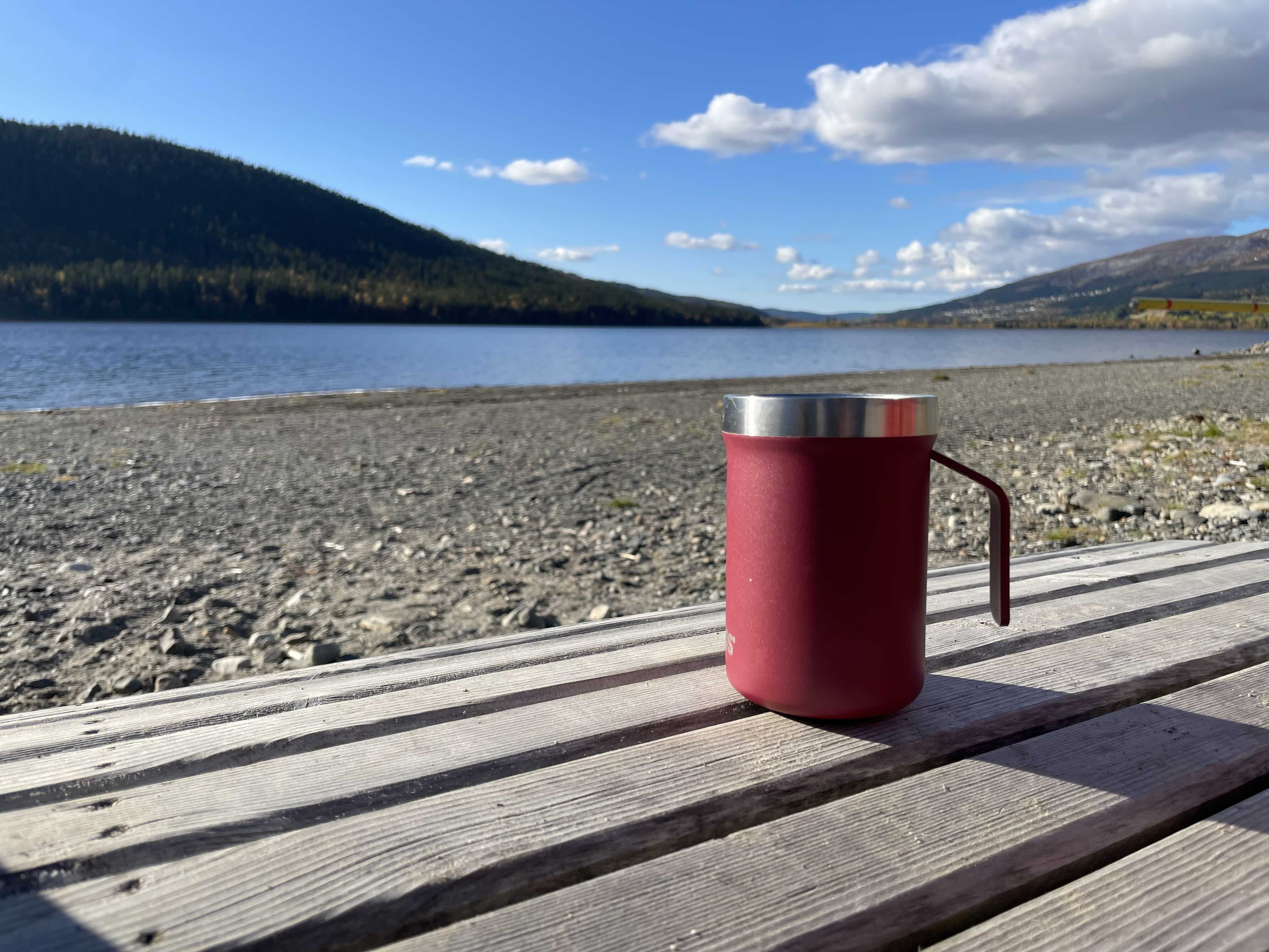 Kaffekopp vid Åresjön en solig höstdag